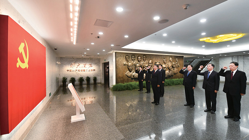 2017年10月31日，中共中央總書記、國(guó)家主席、中央軍委主席習(xí)近平帶領(lǐng)中共中央政治局常委李克強(qiáng)、栗戰(zhàn)書、汪洋、王滬寧、趙樂際、韓正，瞻仰上海中共一大會(huì)址和浙江嘉興南湖紅船。這是31日上午，在上海中共一大會(huì)址紀(jì)念館，習(xí)近平帶領(lǐng)其他中共中央政治局常委同志一起重溫入黨誓詞。 