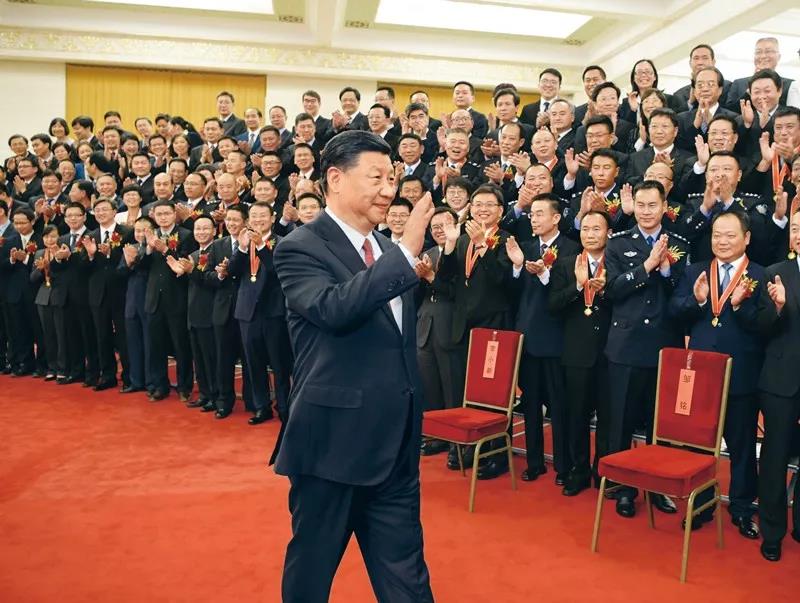 2019年6月25日，黨和國家領(lǐng)導(dǎo)人習(xí)近平、李克強(qiáng)、王滬寧等在北京人民大會堂會見第九屆全國“人民滿意的公務(wù)員”和“人民滿意的公務(wù)員集體”受表彰代表。新華社記者 李學(xué)仁/攝